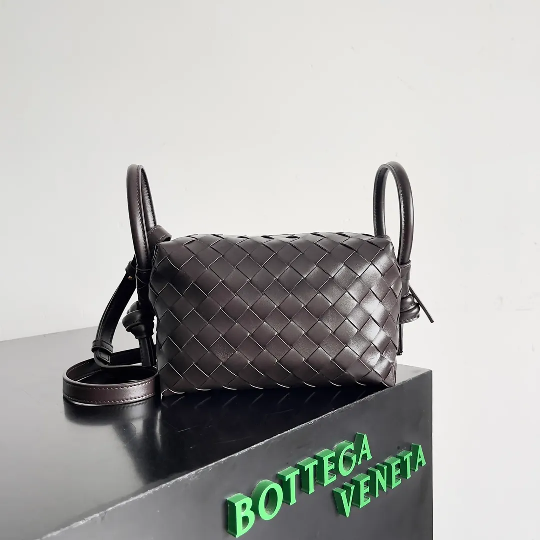 Batch 1360 BOTTEGA VENETA 2024 new loop is here! ! Many girls who like BV have owned the Loop bag. It has a simple appearance, classic weaving, and a compact and lightweight bag shape. This innovation continues the "camera bag" shape. Unlike the traditional Loop bag, which can only be worn as a crossbody bag, this innovation It can be carried by hand or cross-body, satisfying both the concave shape and daily needs. The oversized buckle can be folded and used as a handle. The sultry heat in summer ☀️ usually reduces people's desires. Having a lightweight bag will greatly enhance the happiness of traveling🫧 Style number: 796615 Size: 19*12*9cm